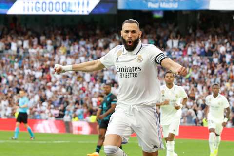 Benzema afina la puntería para la Champions y hace historia en la Liga