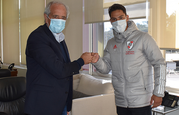 Rodolfo D’Onofrio (izq.), presidente de River, y el jugador colombiano Flabián Londoño Bedoya.