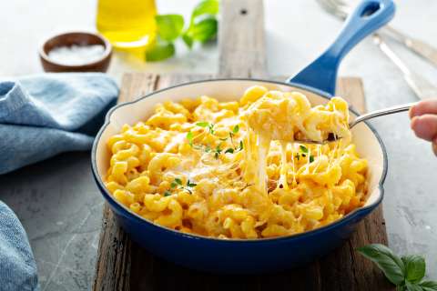 ¿Cuál es la receta para preparar macarrones con queso?