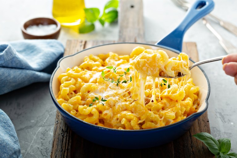 ¿Cuál es la receta para preparar macarrones con queso?