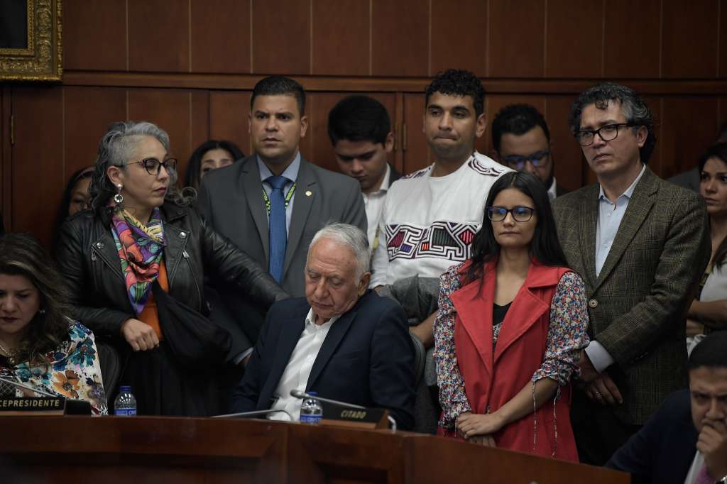 Luis Fernando Velasco, ministro del Interior y Guillermo Jaramillo, ministro de Salud, junto a otros congresistas, durante el debate de la reforma a la salud en la Comisión Séptima del Senado.