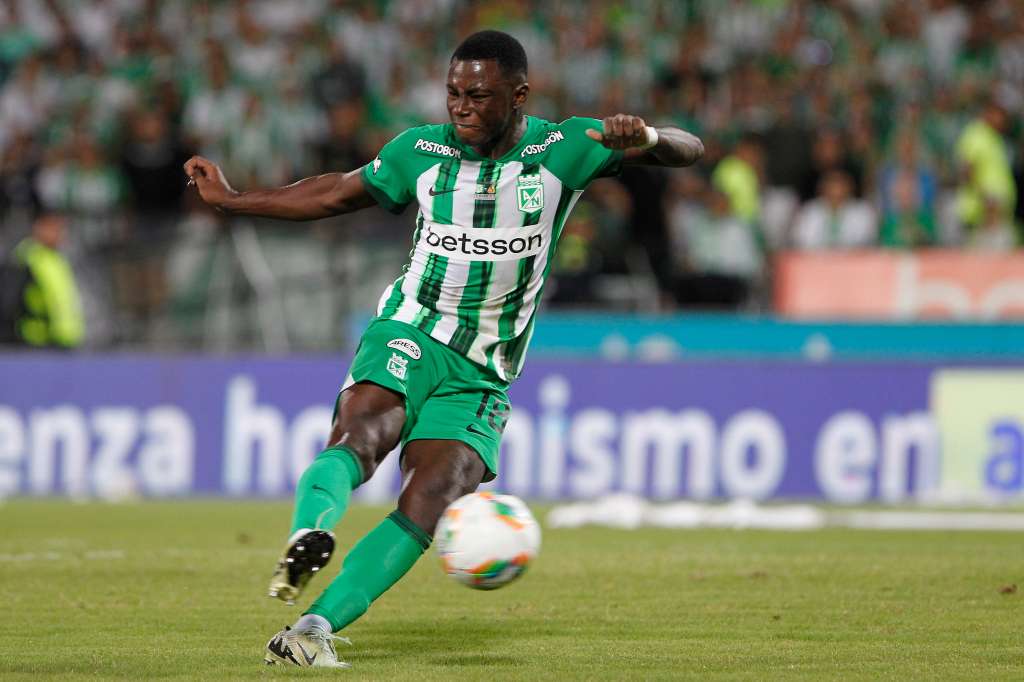 AME7006. MEDELLÍN (COLOMBIA), 22/12/2024.- Marino Hinestroza de Atlético Nacional patea un balón este domingo, en el partido de vuelta de la final de la Liga Profesional de Colombia entre Atlético Nacional y Deportes Tolima en el estadio Atanasio Girardot en Medellín (Colombia). EFE/ STR