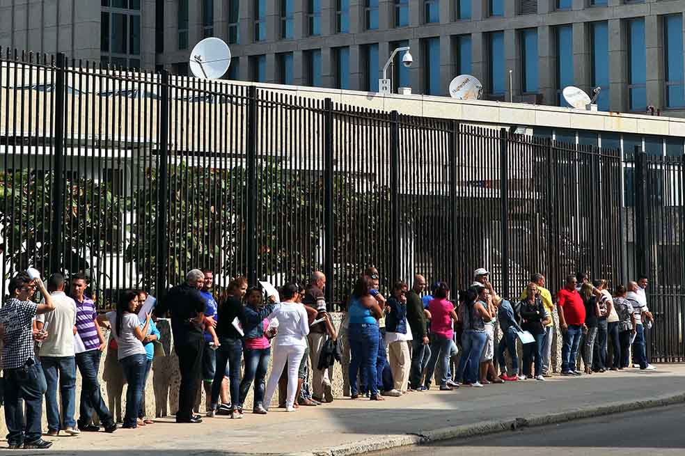Largas filas en la Sección de Intereses de EE.UU. en La Habana. / EFE