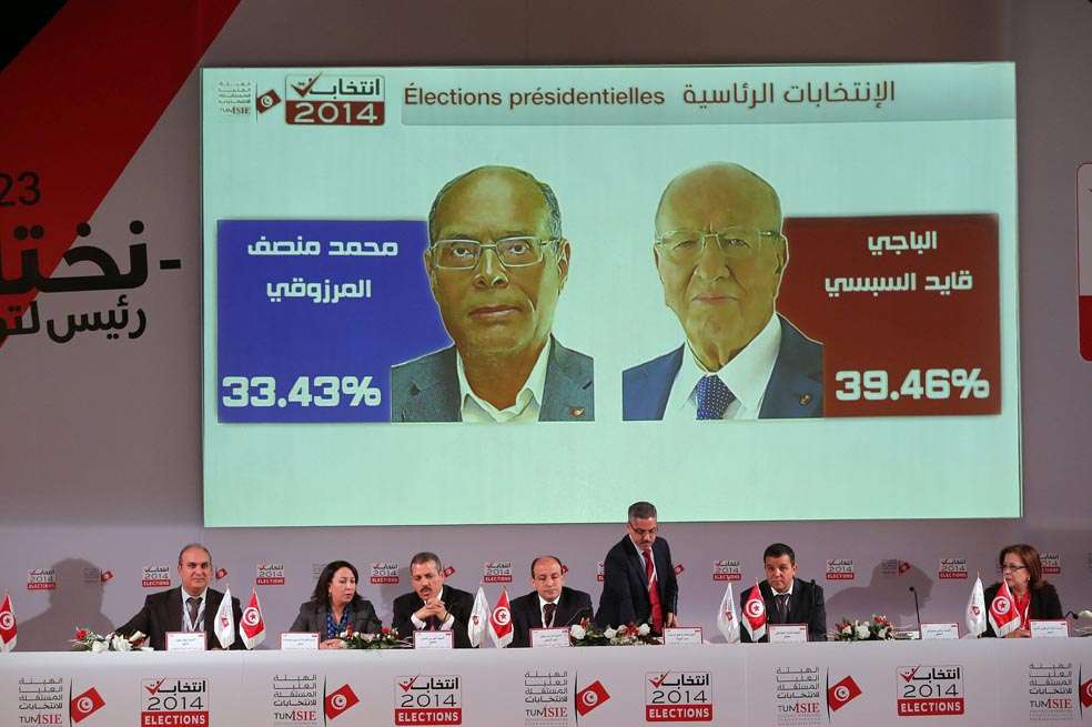 Miembros de la comisión electoral de Túnez anuncian los resultados de la primera vuelta presidencial en ese país. / EFE