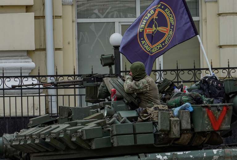 Rostov-on-don (Russian Federation), 23/06/2023.- A serviceman from private military company (PMC) Wagner Group on a tank blocks a street in Rostov-on-Don, southern Russia, 24 June 2023. Security and armoured vehicles were deployed after Wagner Group's chief Yevgeny Prigozhin said in a video that his troops had occupied the building of the headquarters of the Southern Military District, demanding a meeting with Russia'Äôs defense chiefs. (Rusia) EFE/EPA/STRINGER