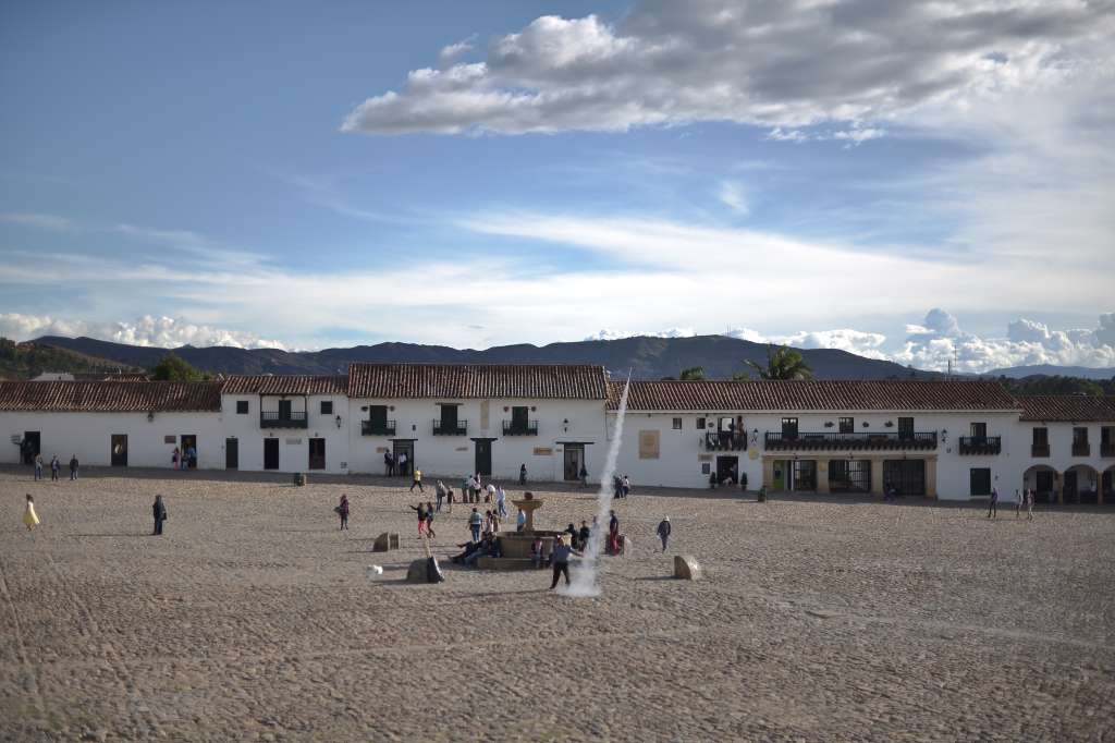 Aspectos de los habitantes y de la Plaza Mayor donde se encuentra la iglesia de Nuestra Señora del Rosario del siglo XVII