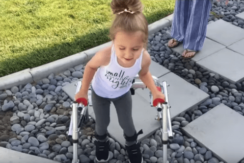 Finley, la pequeña con parálisis cerebral que lucha por caminar
