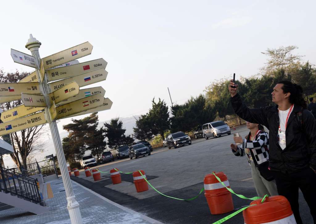 Paju (Korea, Republic Of), 30/10/2024.- Foreign tourists take pictures as they visit Imjingak Park near the Demilitarized Zone (DMZ) in Paju, Gyeonggi-do Province, South Korea, 31 October 2024. According to South Korea's Joint Chiefs of Staff (JCS), North Korea launched a Ballistic Missile into the East Sea on 31 October. (Corea del Sur) EFE/EPA/JEON HEON-KYUN