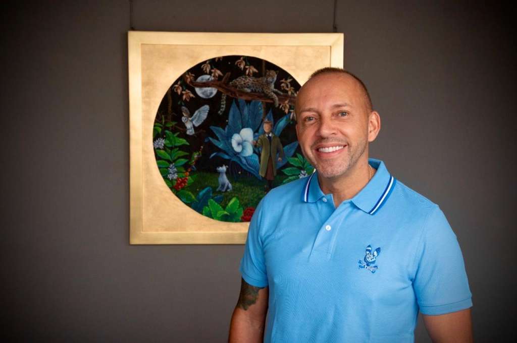 Gabriel Ortega se ha destacado por su utilización de figuras de la cultura pop que mezcla con elementos de la fauna y flora colombiana.
