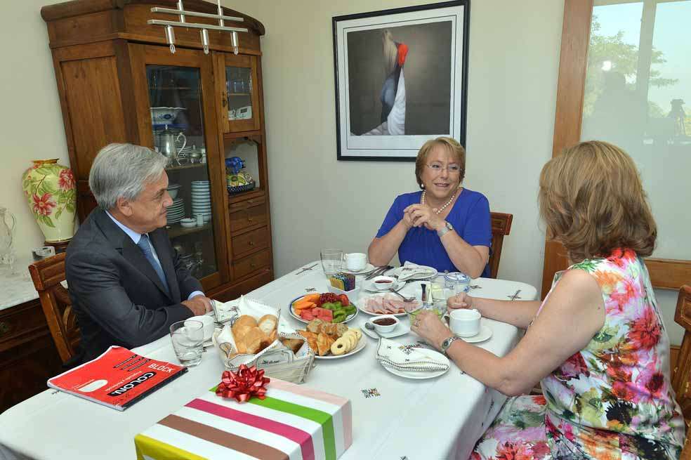 Tras ser electa, Michelle Bachelet (centro) se reunió a manteles en su casa con el presidente Sebastián Piñera y su esposa, Cecilia Morel. / EFE