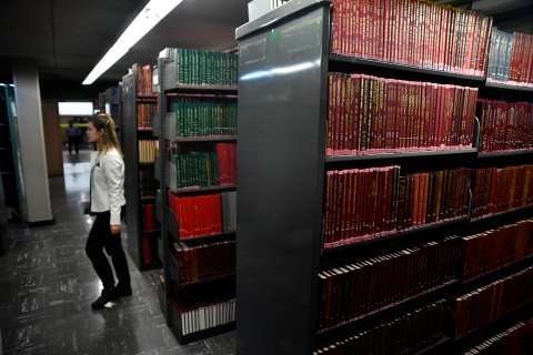 Las bibliotecas sobrevivirán a Internet y a los algoritmos, según historiadores