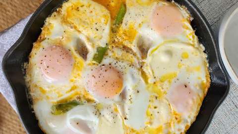 Receta para preparar huevos de sartén con tomate y mozzarella