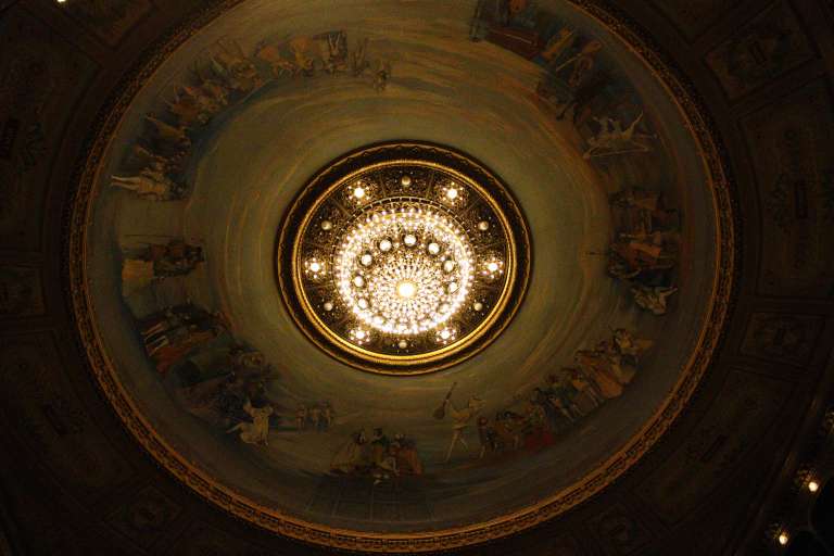 Su cúpula dorada, sus techos con oro y sus escaleras de mármol han visto pasar a leyendas como María Callas y Luciano Pavarotti.