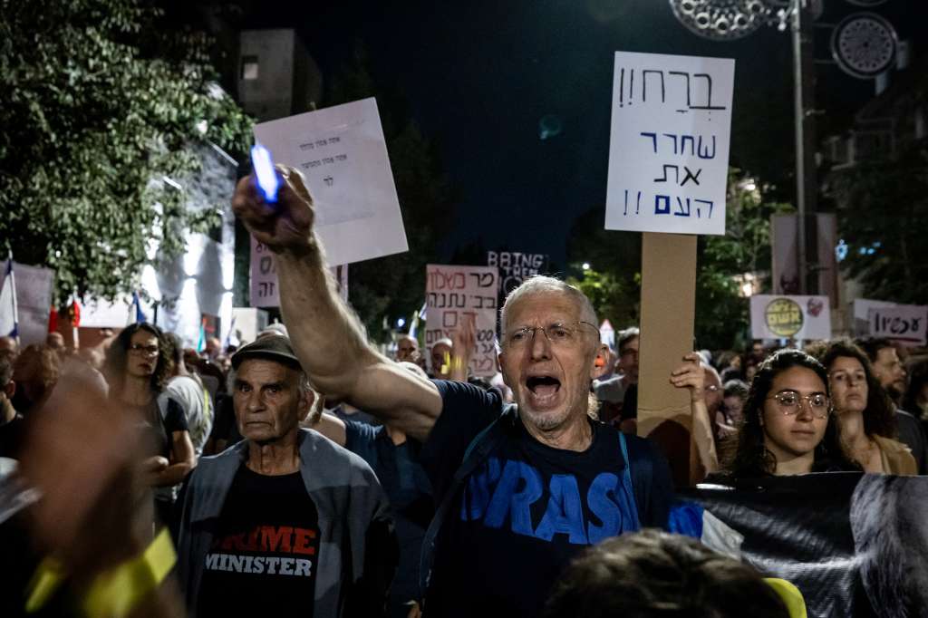 Cientos de manifestantes israelíes gritaron consignas contra el primer ministro Benjamín Netanyahu, durante una protesta antigubernamental en Jerusalén.