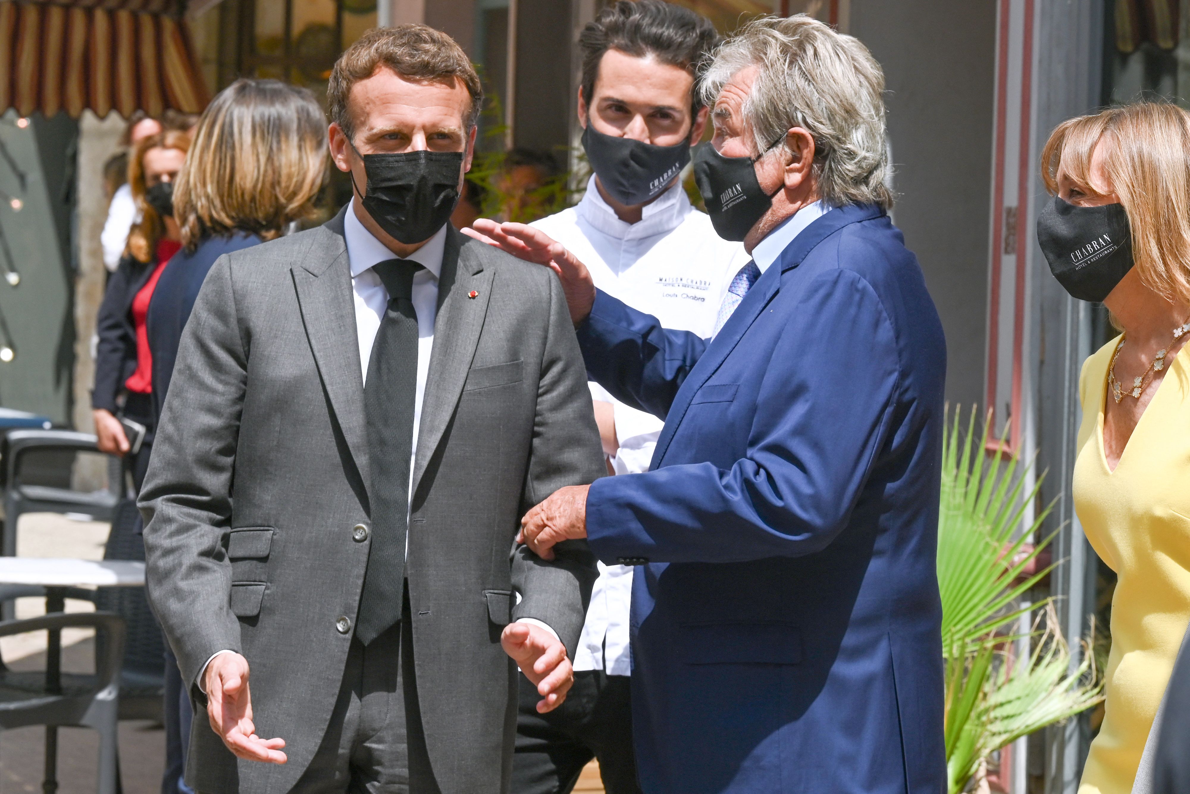 El presidente recibió la bofetada cuando saludaba a algunas personas.