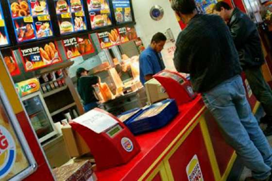 Burger King propone abrir en el Día Internacional de la Paz, el 21 de septiembre, un restaurante que venga la "McWhopper". /EFE