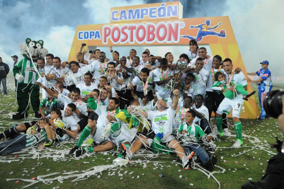 Los jugadores de Nacional celebran el título de la Copa Postobon en 2012. 