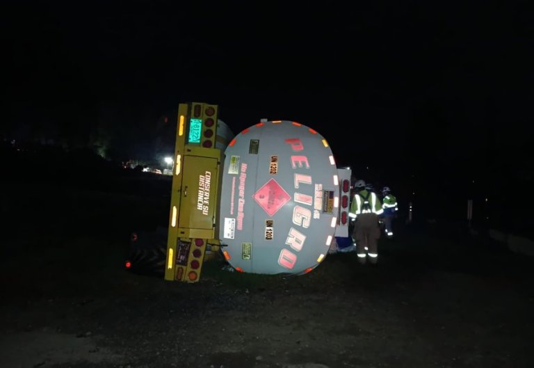 Emergencia en Vía al Llano: evacúan vehículos tras volcamiento de camión cisterna