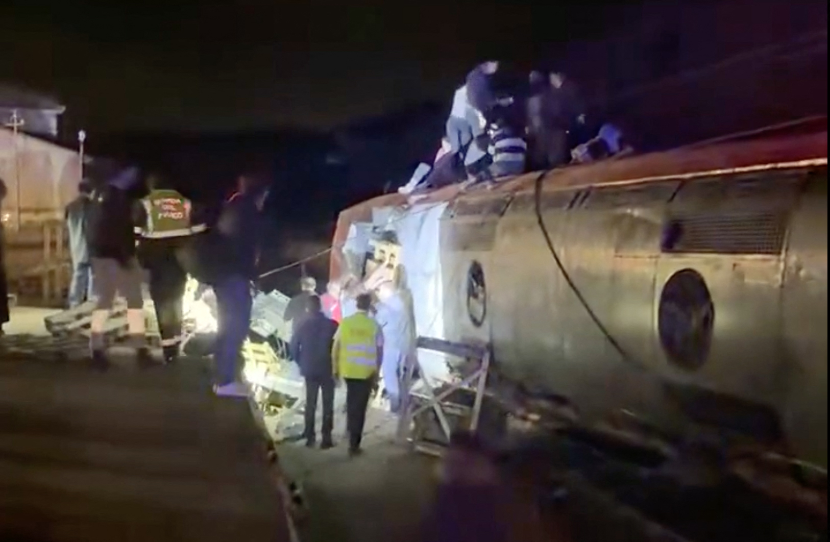El personal de emergencias está trabajando luego de un accidente de tren en Adamuz, sur de España.