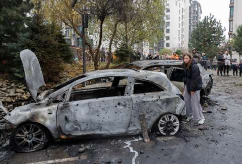 Bombardeos rusos dejan sin luz a cientos de miles de personas en Kiev