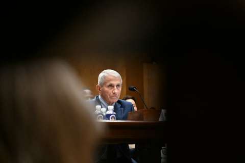 Los diarios de Fauci reavivan la polémica sobre el COVID-19: el médico se niega a declarar