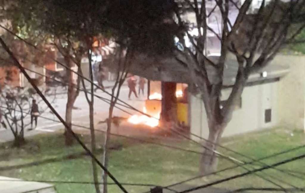 Vecinos de la zona lograron grabar el momento en el que encapuchados lanzaron lo que serían bombas molotov para quemar el CAI.