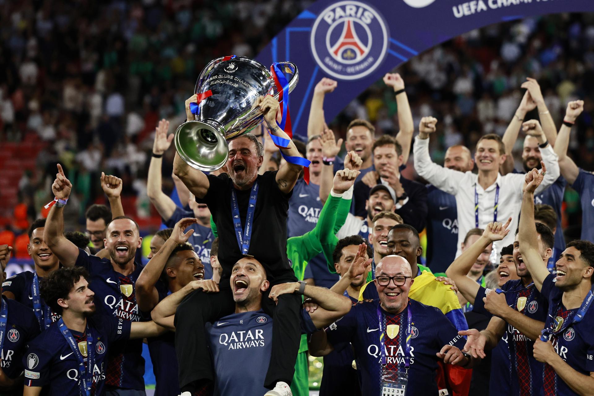 Budapest (Hungary), 30/05/2026.- PSG's head coach Luis Enrique (C) and his players celebrate with the trophy after winning the UEFA Champions League final between Paris Saint-Germain and Arsenal in Budapest, Hungary, 30 May 2026. (Liga de Campeones, Hungría) EFE/EPA/ANNA SZILAGYI
