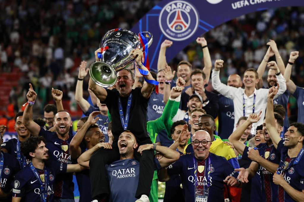 Budapest (Hungary), 30/05/2026.- PSG's head coach Luis Enrique (C) and his players celebrate with the trophy after winning the UEFA Champions League final between Paris Saint-Germain and Arsenal in Budapest, Hungary, 30 May 2026. (Liga de Campeones, Hungría) EFE/EPA/ANNA SZILAGYI