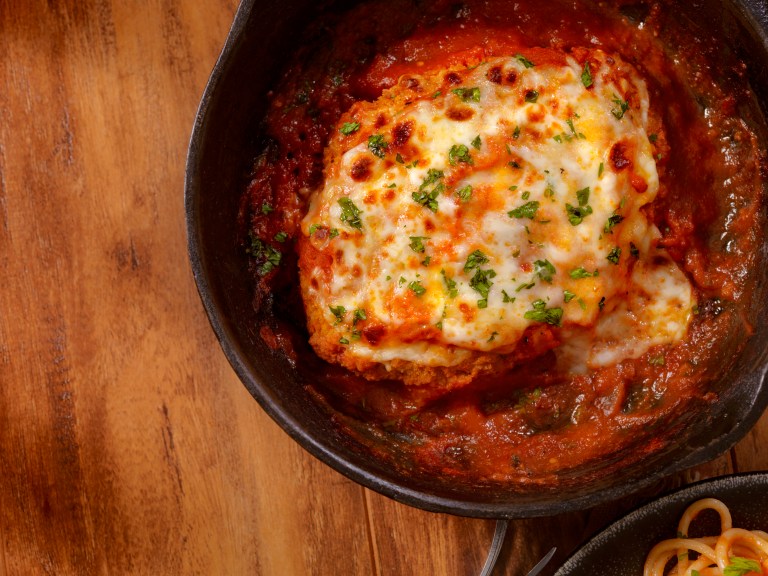 Siete ingredientes para llevar a la mesa un exquisito pollo a la parmesana