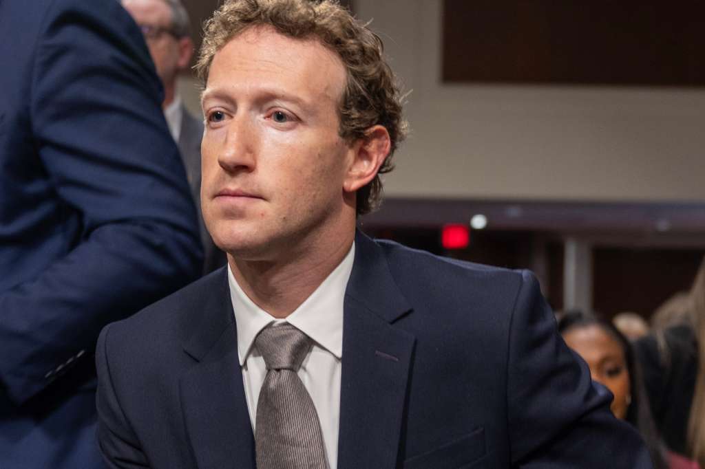 EA3281. BOGOTÁ (COLOMBIA), 05/12/2024.- Fotografía de archivo del 31 de enero de 2024 del director ejecutivo de Meta, Mark Zuckerberg durante una audiencia en Washington (Estados Unidos). 'Zuckerberg también quiere ser ‘amiguito’ de Trump' es uno de los clics tecnológicos de la semana. Al parecer, el todopoderoso jefe de Meta, Mark Zuckerberg, vio con celos la cercanía del presidente electo de EE.UU., Donald Trump, con con su rival Elon Musk y dijo “yo también quiero estar ahí”. EFE/EPA/TASOS KATOPODIS / ARCHIVO