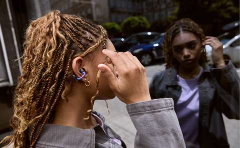 Así son los JBL Soundgear Clips: audio abierto, diseño urbano y bajos inteligentes
