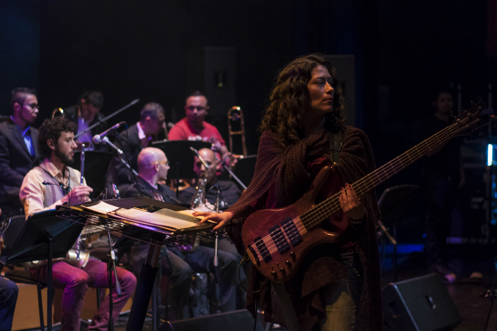Esther Rojas está al frente de la Big Band Bogotá, agrupación que se presentó en el Festival Jazz al Parque 2018. / www.tragaluz.video