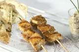 Pincho de pollo con tahine de lentejas y pan servilleta