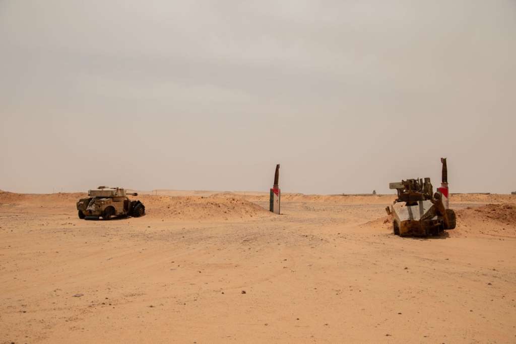 Aunque hay un armisticio desde 1991, la tensión bélica entre la RASD y Marruecos sigue latente. El servicio militar no es obligatorio para el pueblo saharaui, pero los jóvenes acuden a él como una forma de ayuda a la construcción de sentido nacional. Campamentos de refugiados saharauis, Tinduf, Argelia.