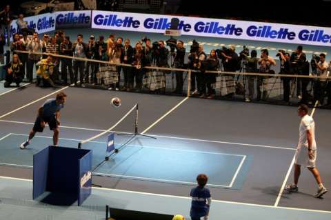 Federer enfrentó a Mondragón en el fútbol-tenis