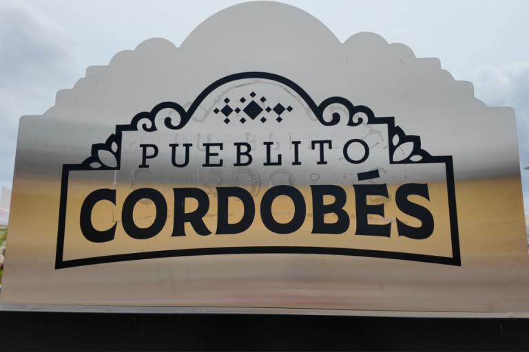 La visita también puede incluir el Pueblito Cordobés, uno de los atractivos turísticos más recientes y visitados de Montería. Este espacio reúne réplicas de algunos de los lugares más emblemáticos del departamento, como el Mercado Público de Lorica, la Catedral San Jerónimo y el puente metálico sobre el río San Jorge, convirtiéndose en una vitrina de la historia, la cultura y las tradiciones cordobesas. Además, cuenta con una programación cultural permanente, espacios para la gastronomía local y zonas de recreación para toda la familia.