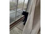 Gata maullando frente a la ventana revela una sorpresa inesperada (video)