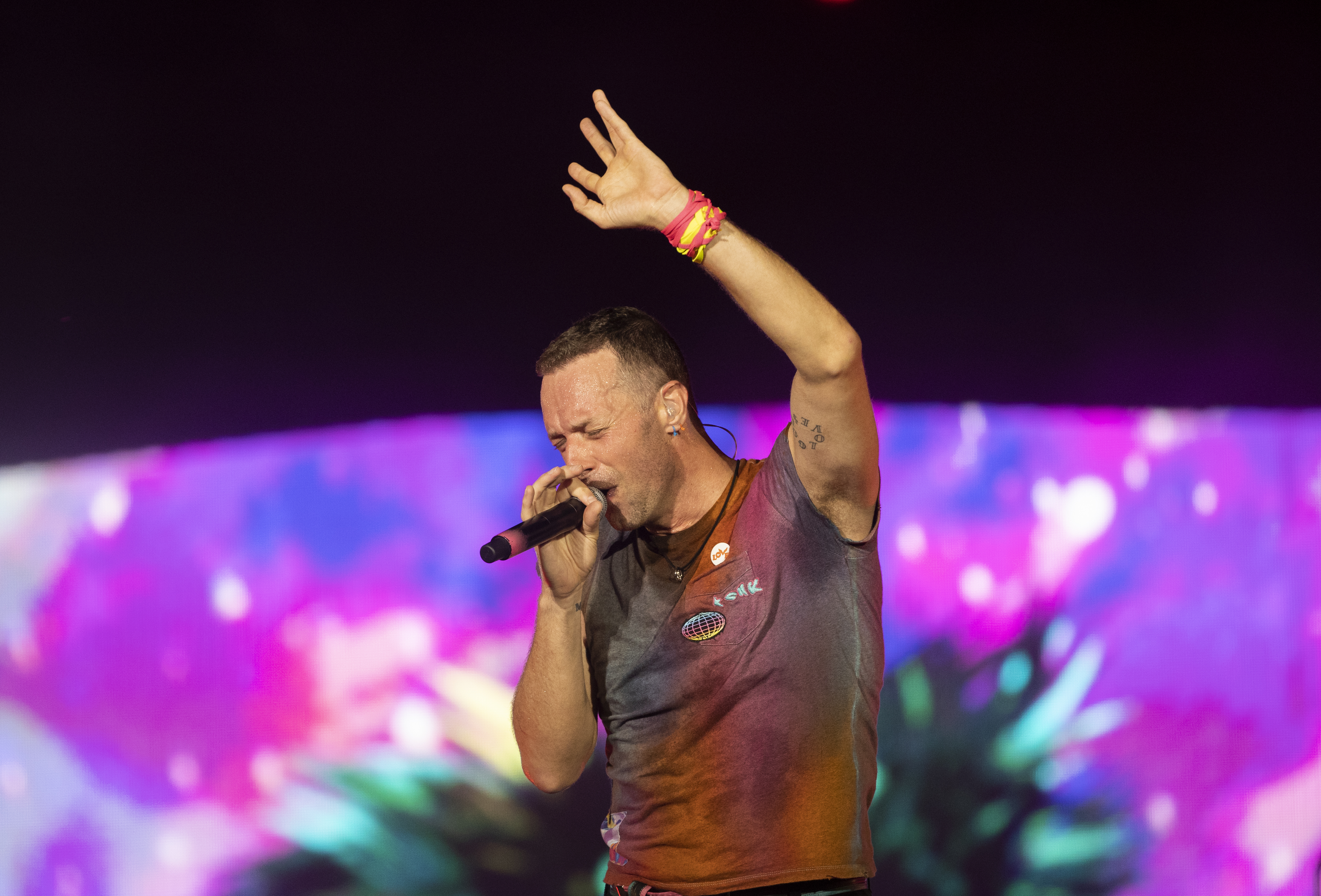 AME8569. SANTO DOMINGO (REPÚBLICA DOMINICANA), 22/03/2022.- El cantante británico Chris Martin y su banda Coldplay se presentan, durante el concierto de la gira "Music of the Spheres hoy, en el Estadio Olímpico Félix Sánchez de Santo Domingo (República Dominicana). EFE/ Orlando Barría