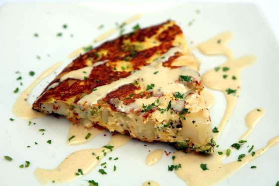 Flan de brócoli papa y mayonesa de anchoas