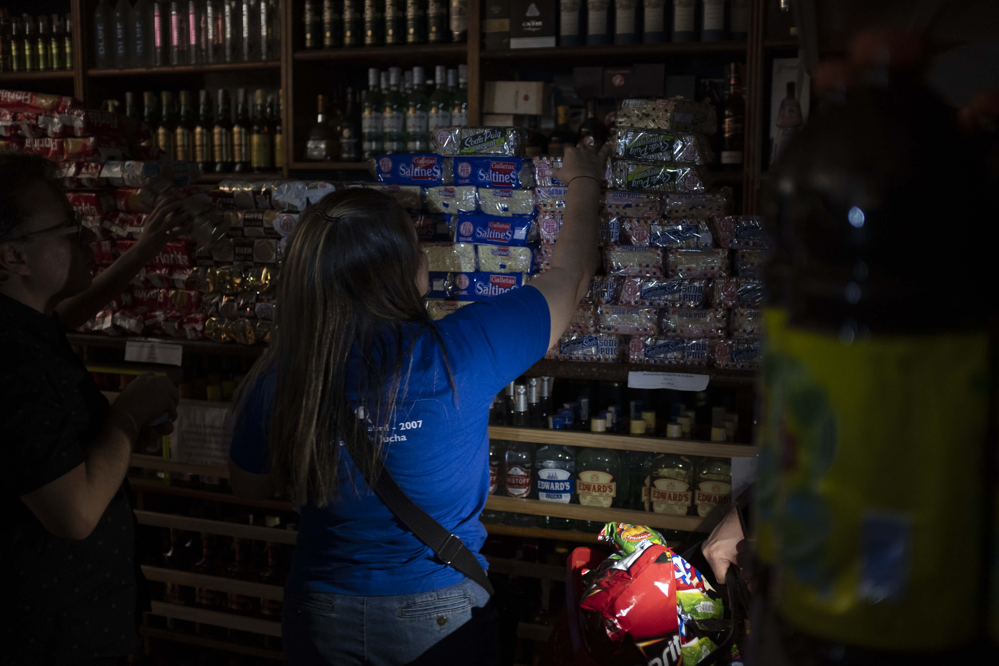 La inflación disparada, la economía en retroceso, con una producción petrolera caída es el panorama que pintan las cifras del banco central de Venezuela. / Bloomberg News.
