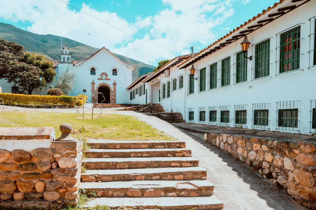 Villa de Leyva se ha consolidado como un referente turístico tanto para el público nacional como internacional.