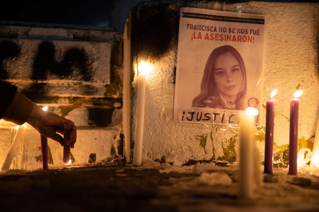 AME8974. SANTIAGO (CHILE), 12/05/2022.- Fotografía de un altar durante una velatón por la muerte de la periodista Francisca Sandoval, hoy, en la Plaza Italia De Santiago (Chile). La muerte hoy de Francisca Sandoval, quien recibió un disparo en la cabeza el pasado 1 de mayo mientras informaba sobre una manifestación por el Día del Trabajo, es la primera en Chile de un periodista en el ejercicio de su trabajo desde que en 1990 acabó la dictadura y retornó la democracia. La informadora permaneció 12 días hospitalizada, luchando por su vida, hasta que este jueves fuentes médicas confirmaron el deceso. EFE/ Alberto Valdes