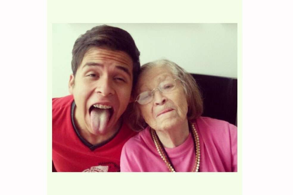 Sergio Urrego, de 16 años, se suicidó el 4 de agosto. Aquí, junto a su abuela. / Archivo personal de Instagram