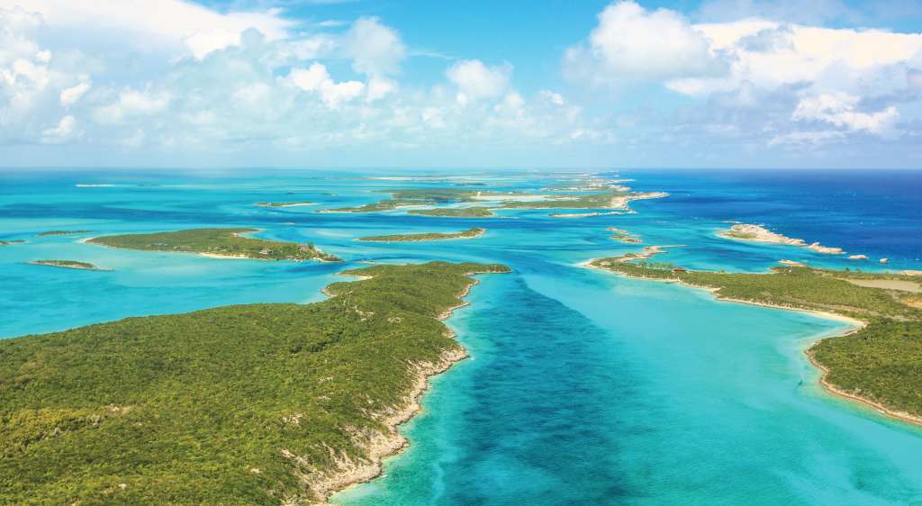 Las islas Exuma son renombradas por sus aguas azul zafiro, unas aguas tan impresionantes que sus vivos colores son visibles incluso desde el espacio exterior.