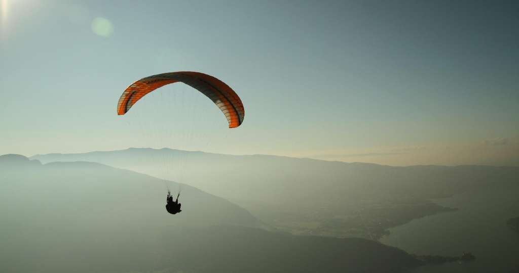 Desde los valles del suroccidente hasta las montañas que rodean la capital, hay múltiples lugares donde los viajeros pueden volar sobre paisajes únicos.
