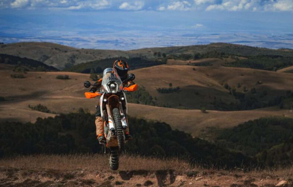 KTM 390 Adventure 2025: presentación de las nuevas versiones X y R