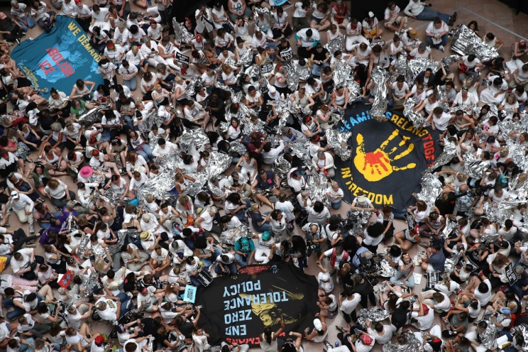 Más de 500 detenidas, incluida Susan Sarandon, en marcha contra Trump