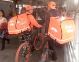 Transmilenio alertó a Rappi por domiciliarios que se suben a los buses con sus bicicletas