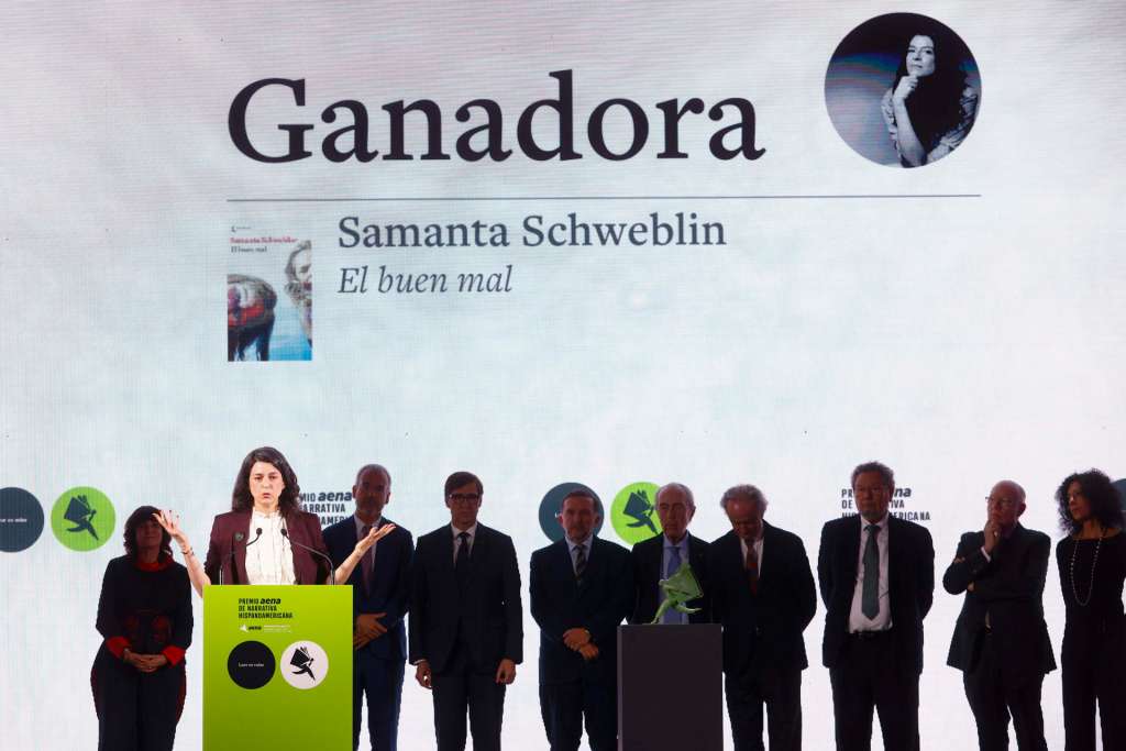 BARCELONA, 08/04/2026.- La escritora argentina Samantha Schweblin gana el primer Premio Aena de Narrativa Hispanoamericana, dotado con un millón de euros, este miércoles en Barcelona. EFE/ Quique García
