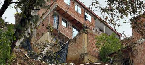 Polémica en Medellín por demolición de 23 viviendas en Villatina